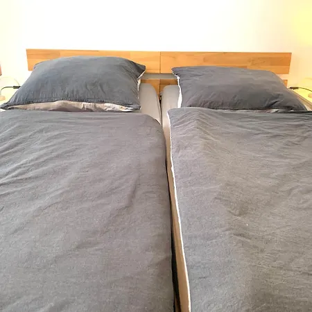 Alles Komplett - 2 Schlafzimmer, Grosse Kueche, Bad Appartement Keulen