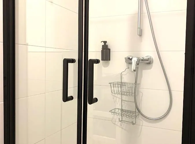 Alles Komplett - 2 Schlafzimmer, Große Küche, Bad *