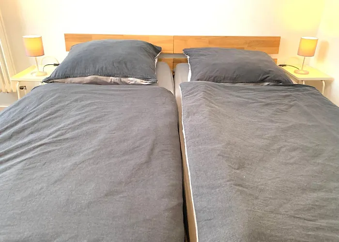 Alles Komplett - 2 Schlafzimmer, Große Küche, Bad Apartment Köln