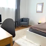Alles Komplett - 2 Schlafzimmer, Große Küche, Bad Apartment Köln