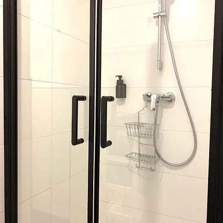 Alles Komplett - 2 Schlafzimmer, Grosse Kueche, Bad *