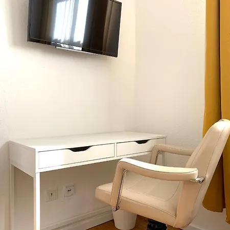 Alles Komplett - 2 Schlafzimmer, Grosse Kueche, Bad Apartment *