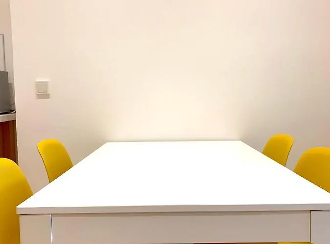 Apartment Alles Komplett - 2 Schlafzimmer, Grosse Kueche, Bad *