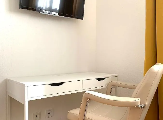 Alles Komplett - 2 Schlafzimmer, Grosse Kueche, Bad דירה *